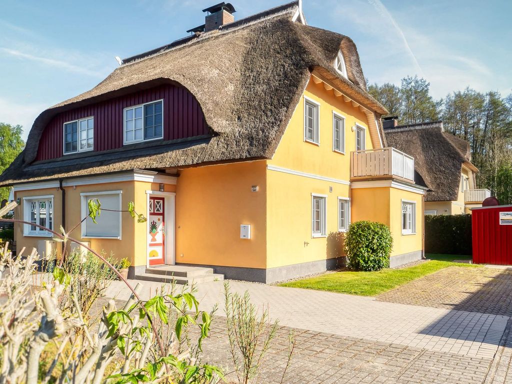 Aussenansicht mit Parkplatz