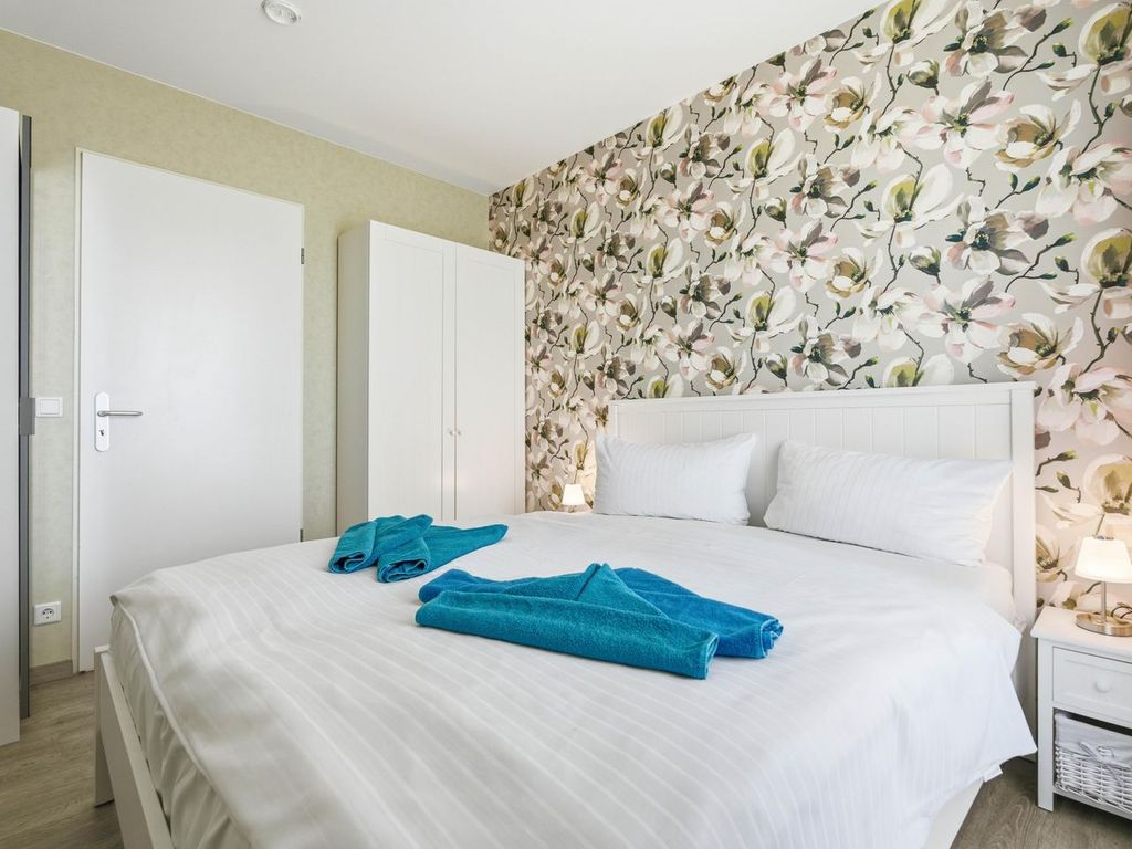 Schlafzimmer mit Doppelbett und Kleiderschrank