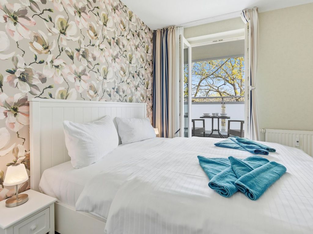 Schlafzimmer mit Doppelbett und Balkon