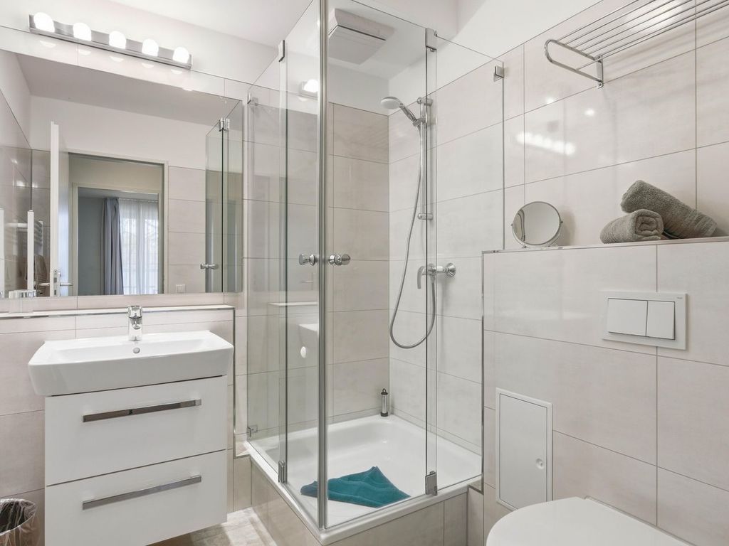 Bad mit Dusche und WC