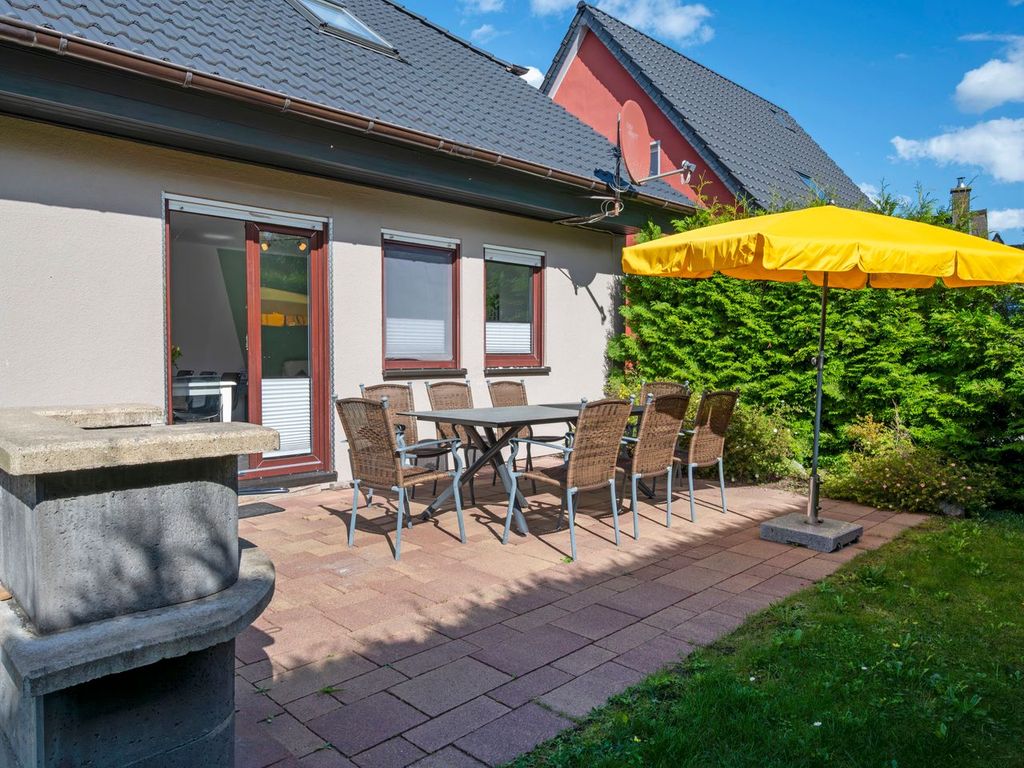 Blick auf die Rückseite mit Terrasse
