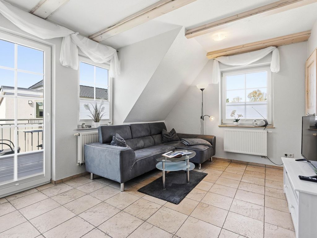 Wohnbereich mit Zugang zum Balkon