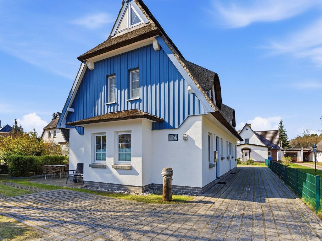 Auffahrt/Parkplatz (vorne Links)