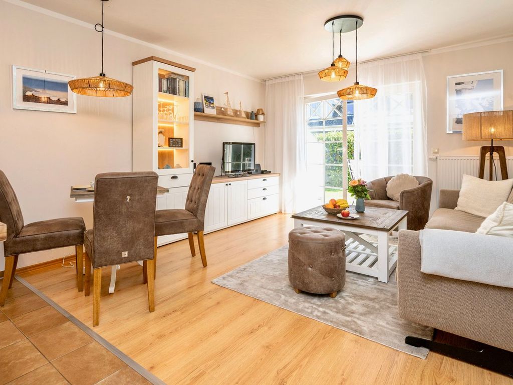 Wohnbereich mit Sofa und Essbereich