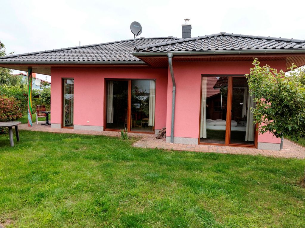 Blick auf die Rückseite mit Terrasse
