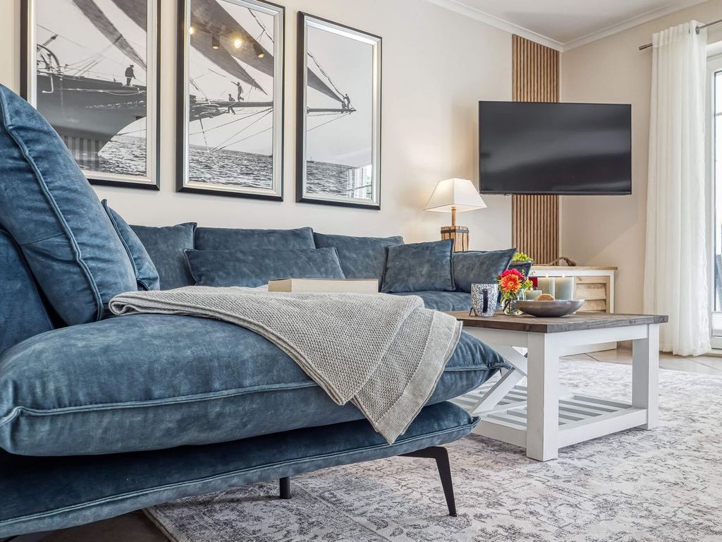 Wohnbereich mit Sofa und TV