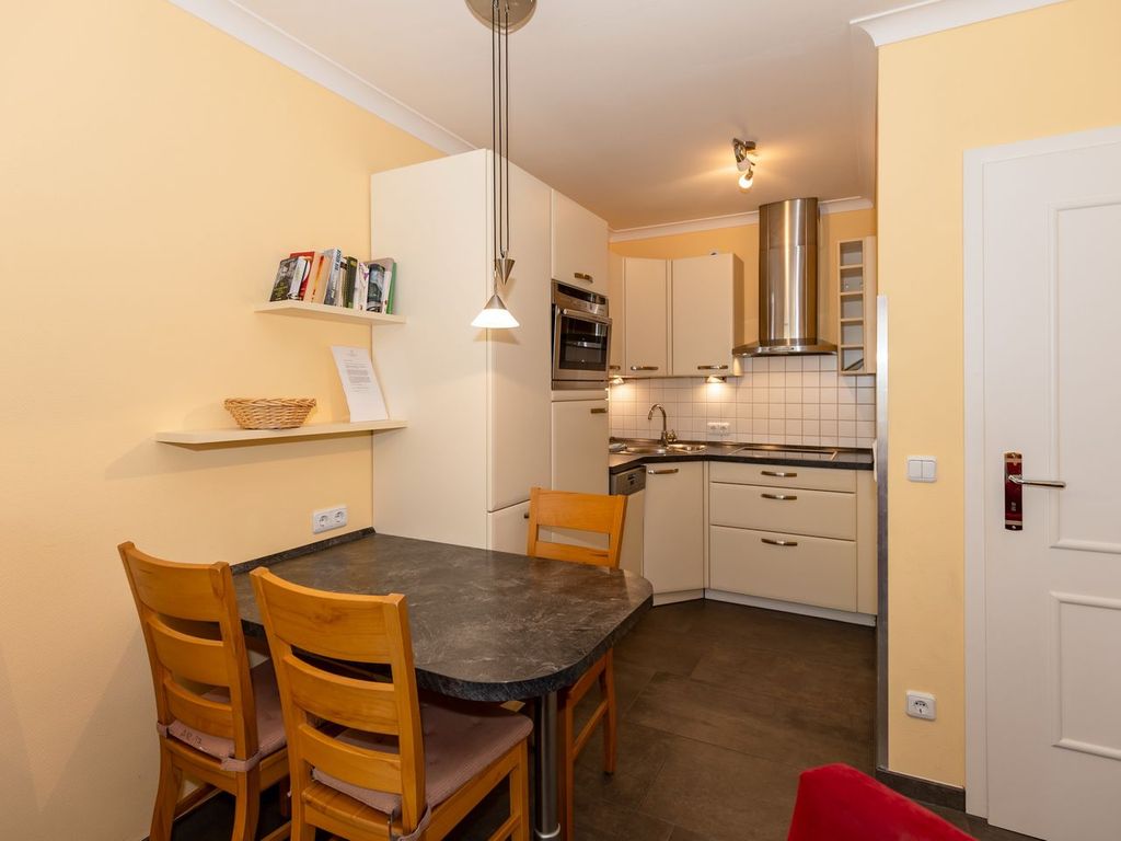 Küchenzeile mit Backofen im kbar17, Apartment-Residenz Ostseestrand 17 in Kühlungsborn
