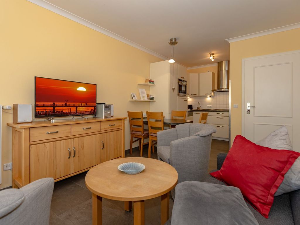 Wohn-Essbereich mit Esstisch im kbar17, Apartment-Residenz Ostseestrand 17 in Kühlungsborn