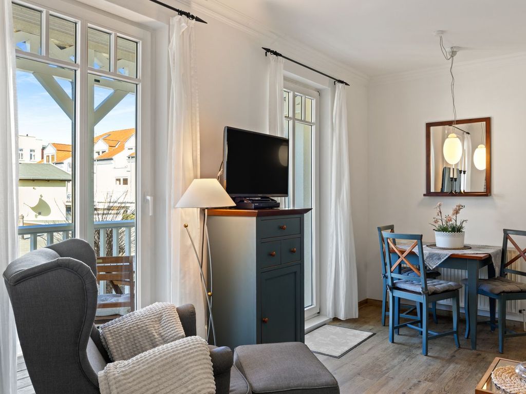Wohn-Essbereich mit Couch und Flatscreen-TV