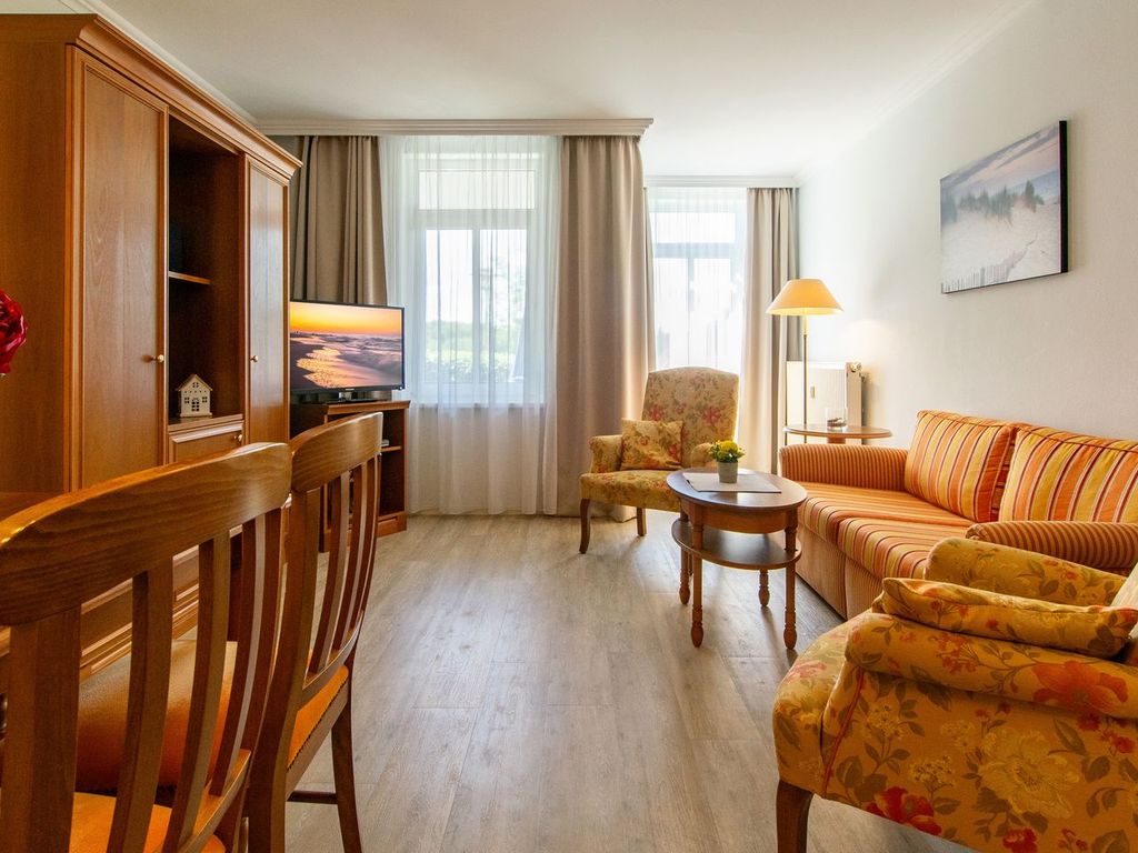 Wohn-Essbereich mit Couch im ussf102, Seehof 102,Strandpromenade 9-10 auf Usedom