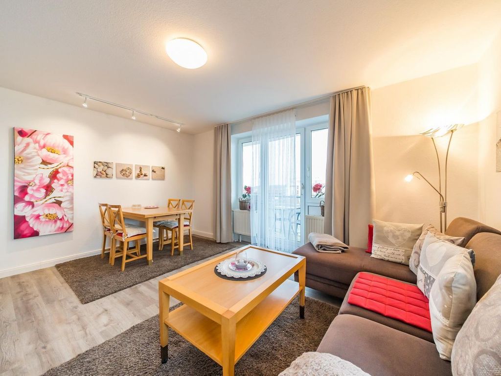 Wohnbereich mit Sofa, Couchtisch und Esstisch