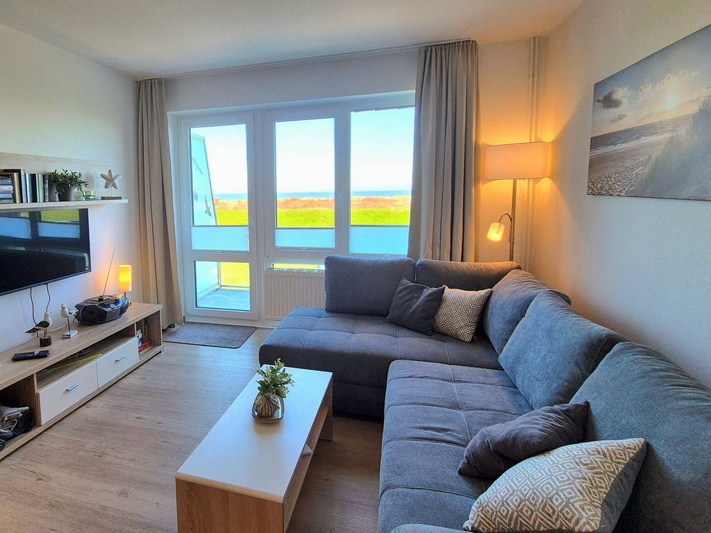 Wohn-Essbereich mit Couch und Flatscreen-TV