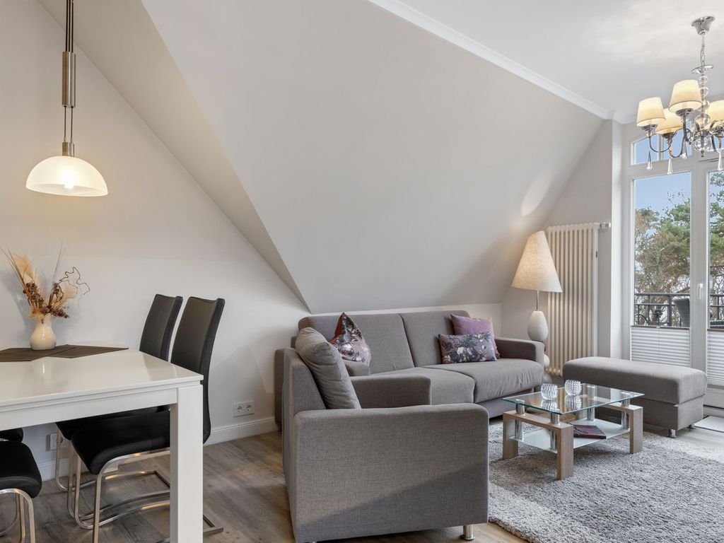 Wohn-Essbereich mit Couch im kbvl14, Villa Löwenstein, Ostseeallee 27 in Kühlungsborn
