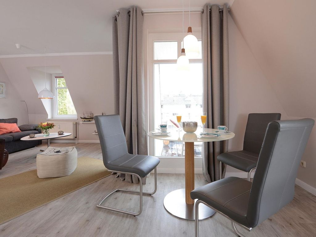 Wohn-Schlafbereich mit Zugang zum Balkon