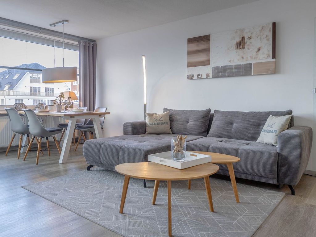 Haus Brandenburg Westerland – heller Wohn-Essbereich einer Ferienwohnung