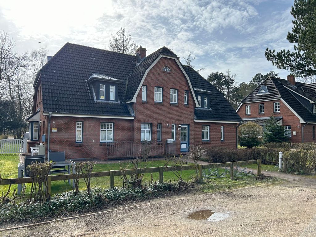 Hausansicht mit Parkplatz