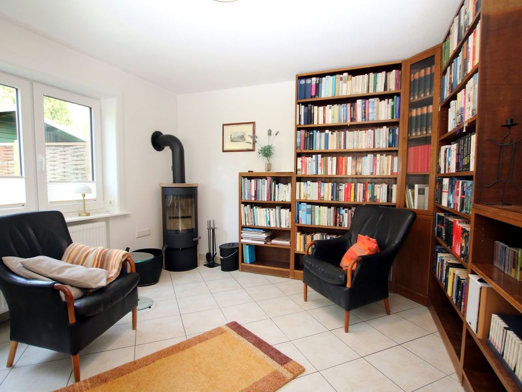 Wohnzimmer mit Kaminofen und vielen Büchern