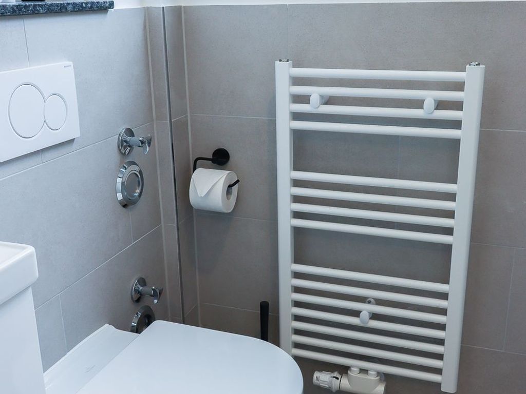 Sauberes und modernes Badezimmer mit Dusche