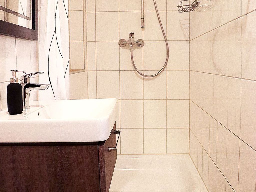 Waschbecken mit Spiegel und Dusche