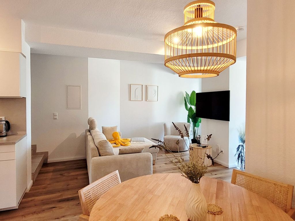 Sofalounge und Smart TV im geräumigen Wohnzimmer