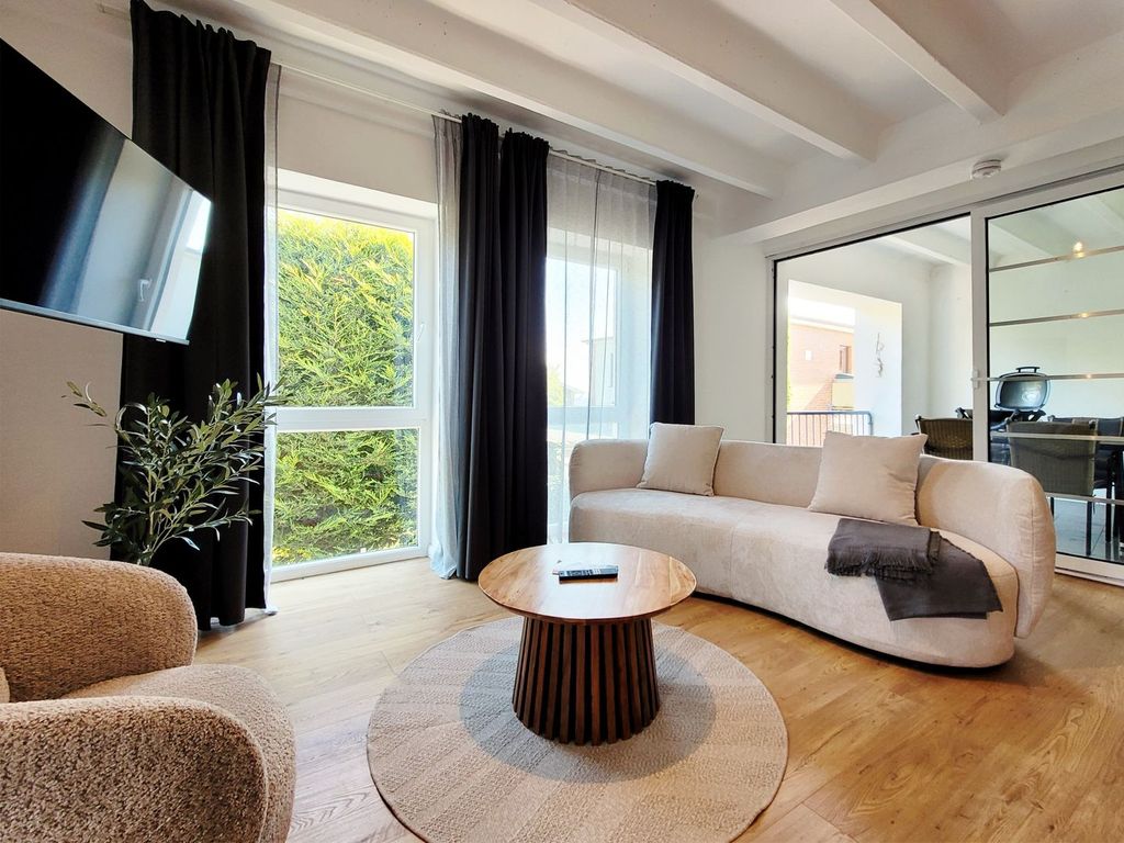 Sofalounge und Smart TV im geräumigen Wohnzimmer