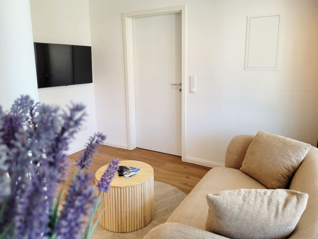 Sofalounge und Smart TV im geräumigen Wohnzimmer