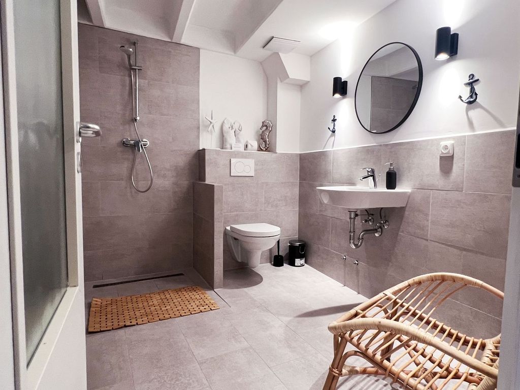 Modernes Badezimmer mit Dusche