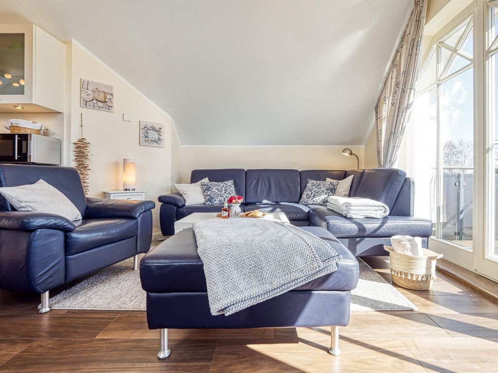 Wohnbereich mit Sofa und Sessel