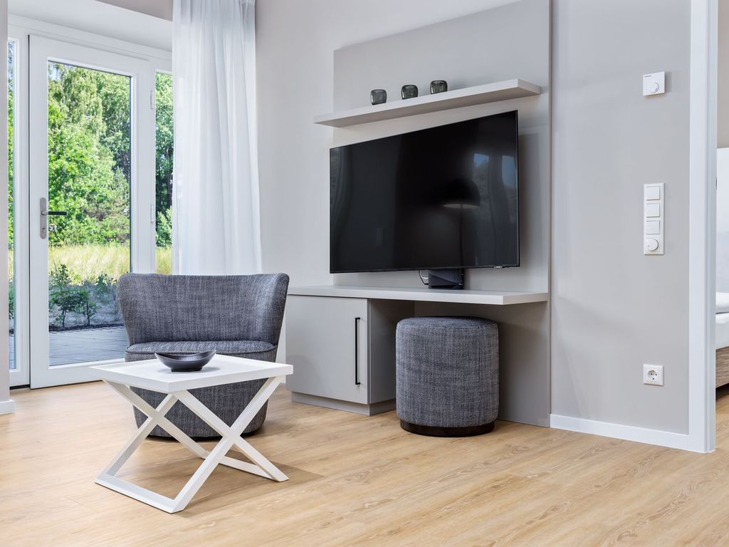 Wohn-Essbereich mit Couch und Flatscreen-TV