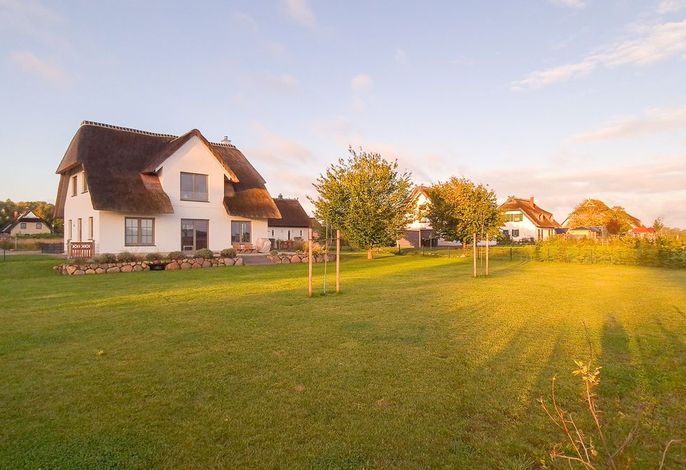Wohlfühlen unter Reet – Ihr charmantes Ferienhaus mit Sauna, Kamin und Gartenidylle