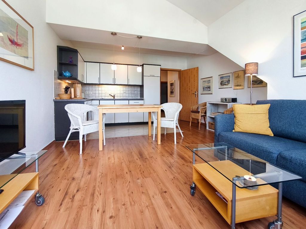 Helles und großzügiges Wohnzimmer der Ferienwohnung in Koserow