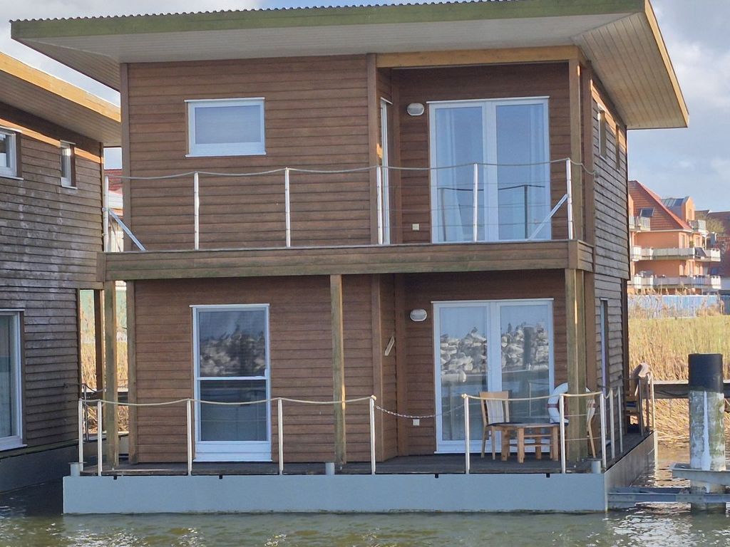 Blick auf Haus vom Wasser aus