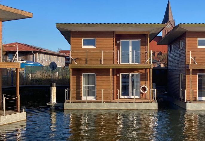 FLOATING HOUSES - komfortable schwimmende Ferienhäuser im Barther Yachthafen