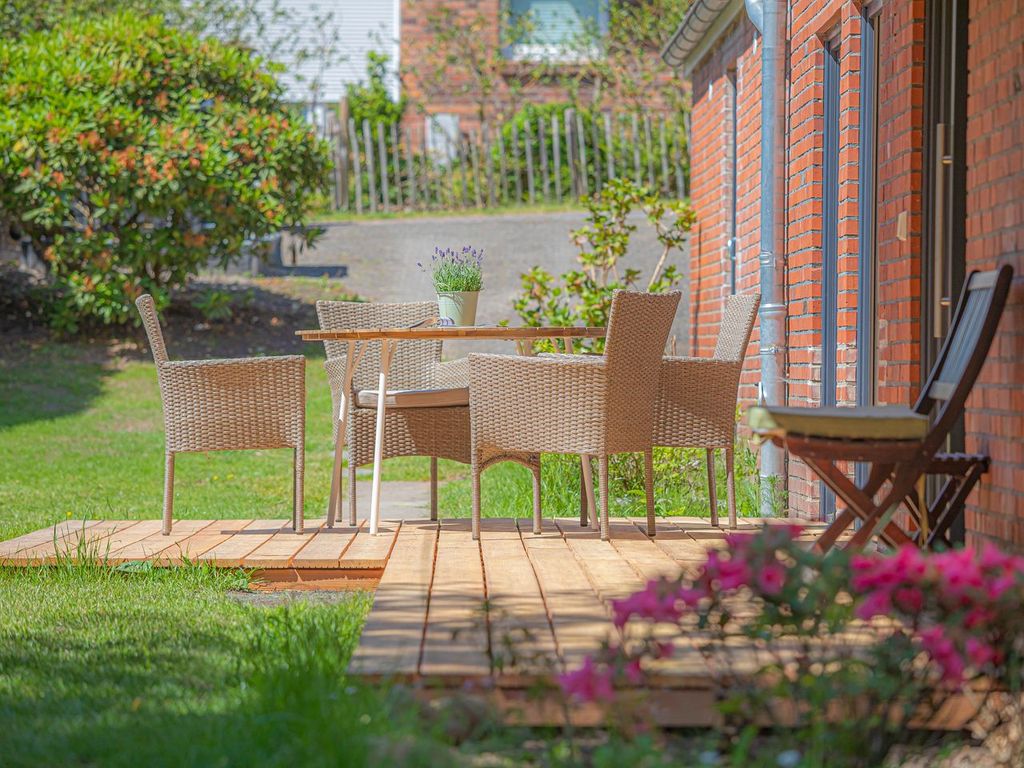 sonnige Terrasse mit gemütlichen Sitzgelegenheiten