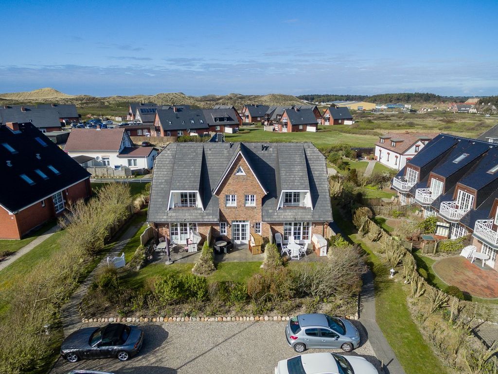 Achter Dünem in Wenningstedt auf Sylt – Luftaufnahme des Klinkerhauses mit Schieferdach und Terrassen, dahinter die Dünenlandschaft