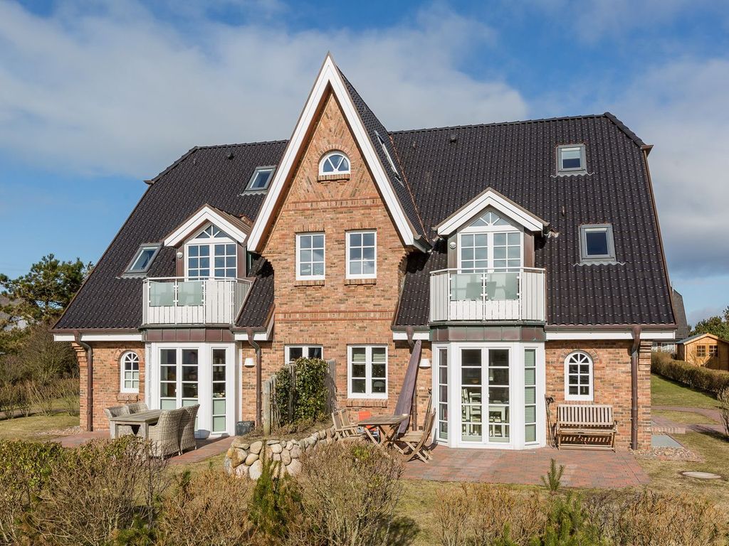 Oceanhouse in Wenningstedt auf Sylt – Backsteinhaus mit Giebeln, Balkonen und Terrasse