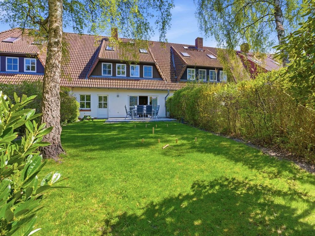 Blick aus dem Garten zur Terrasse
