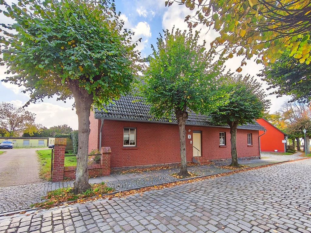 Haupteingang und gepflegte Fassade der Ferienwohnung in Koserow