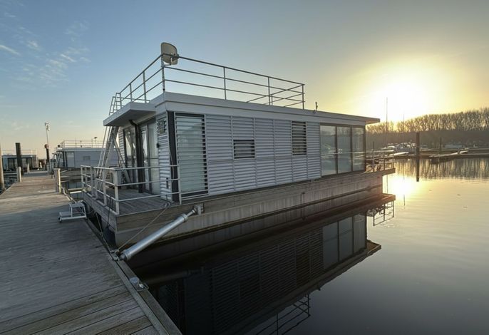 FLOATING 44 in Boltenhagen - festliegendes Hausboot in der Weißen Wiek