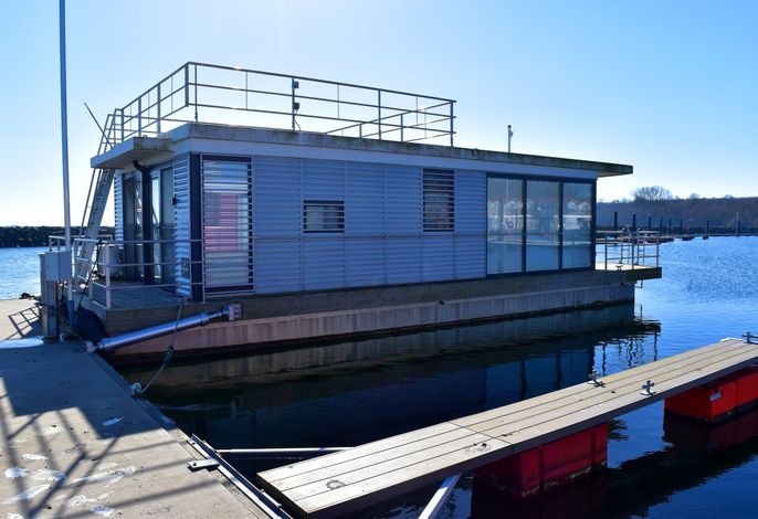 FLOATING 44 in Boltenhagen - festliegendes Hausboot in der Weißen Wiek