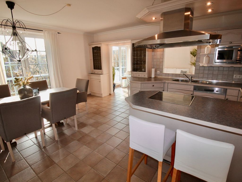 HAMPTONS HOUSE: Einladende Wohnküche mit großem Esstisch für gesellige Stunden an der Ostsee.