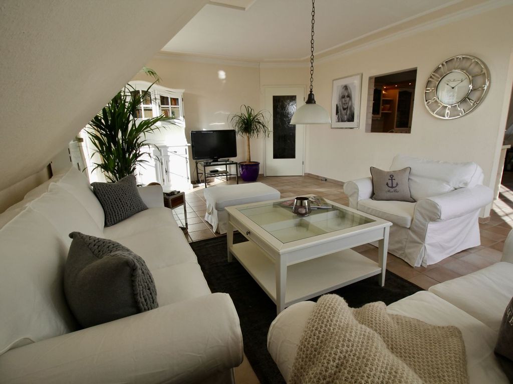 HAMPTONS HOUSE: Helles Wohnzimmer mit viel Platz für entspannte Abende an der Ostsee.