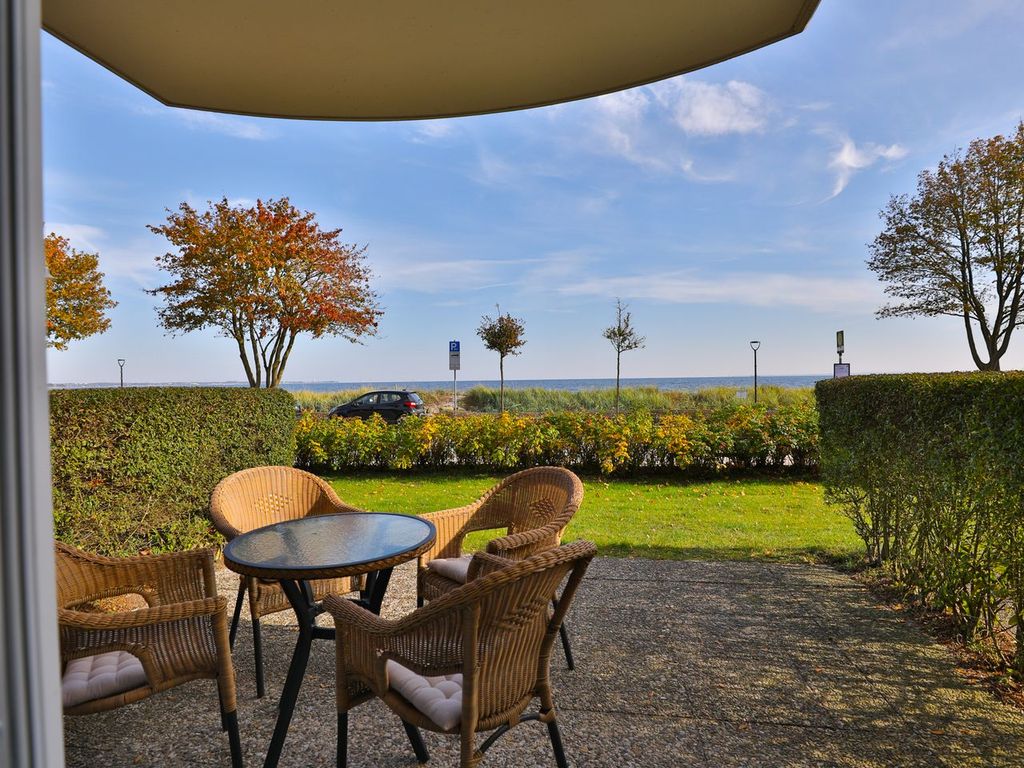 Terrasse der Strandmuschel mit Meerblick – Frühstück mit Ostseezauber direkt am Strand von Haffkrug.