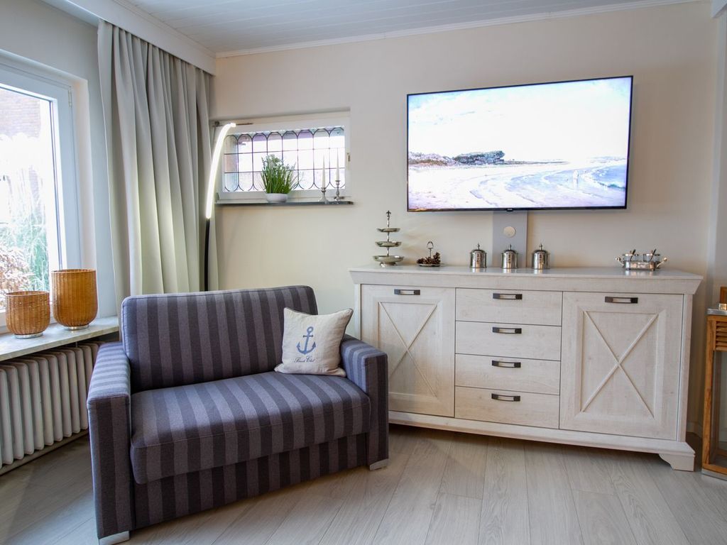 Nautic Lounge – Beach View: Gemütlicher TV-Bereich mit Schlafsessel und maritimem Flair.