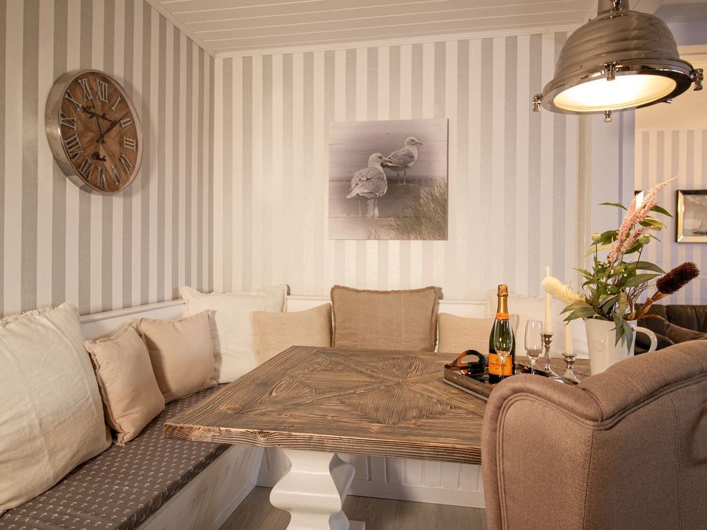 Nautic Lounge – Beach View: Gemütliche Essecke mit maritimem Flair und stilvollen Details.