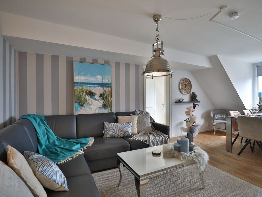 Nautic Lounge – Sea View: Eleganter Wohnbereich mit großer Couch, maritimer Deko und viel Licht.