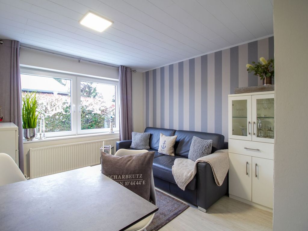 Heller Wohnbereich der Nautic Lounge – Beach House 1 mit Sofa, Fensterfront und maritimer Einrichtung.