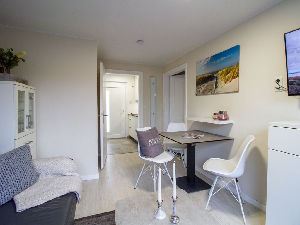 Essbereich der Nautic Lounge – Beach House 1 mit Blick zur Küche und maritimen Details an der Wand.