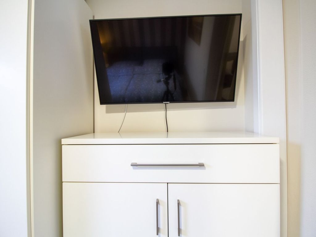 Smart-TV im Schlafzimmer der Nautic Lounge – Beach House 2 für entspanntes Streaming im Urlaub.