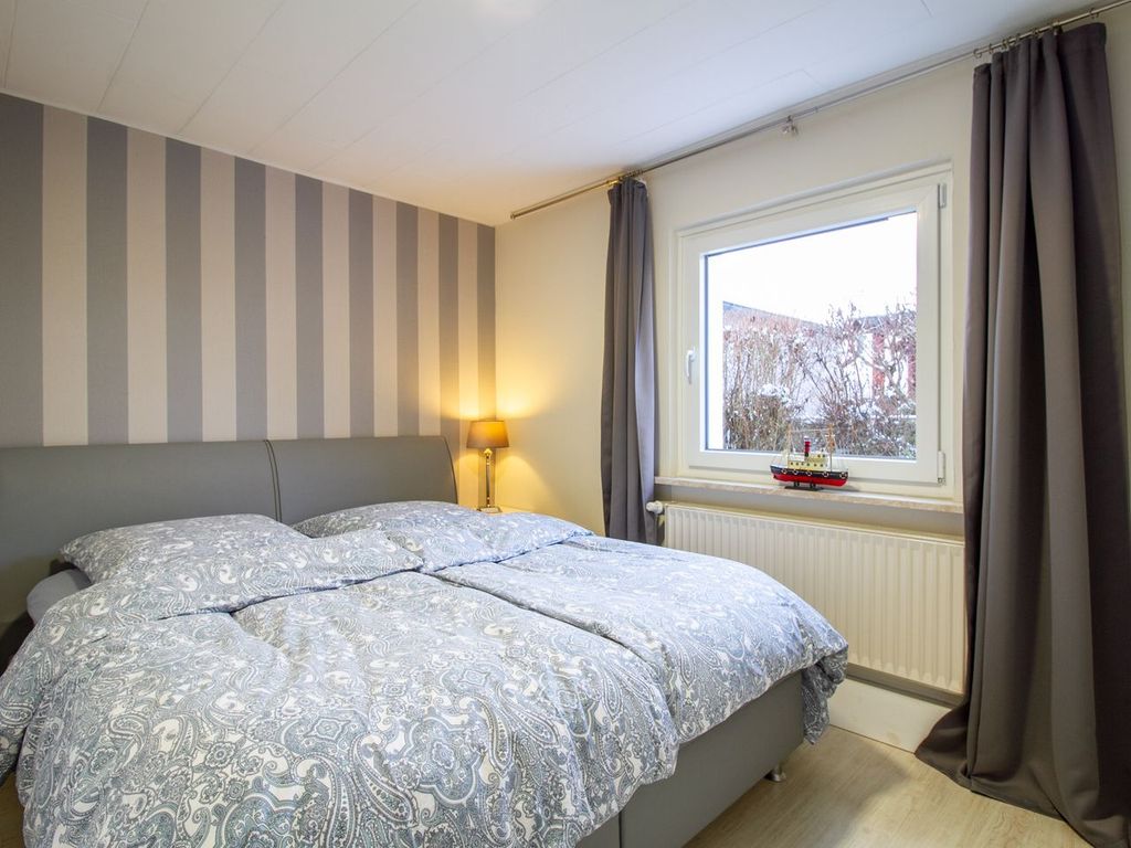 Nautic Lounge – Beach House 2: Moderner Wohn- und Schlafbereich mit Sofa, Essplatz und Boxspringbett